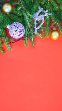 Noel afişi. Xmas kırmızı Noel ağacı süslemeleri ve parlak gümüş konfetilerini kırmızı arka planda tasarladı. Yatay Noel posteri, tebrik kartları, başlıklar, web sitesi.