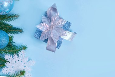 Noel afişi. Xmas kar taneleri ve mavi arka planda noel ağacı tasarlıyor. Yatay Noel posteri, tebrik kartları, başlıklar, web sitesi.