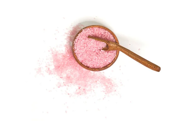 Pink salt in scoop and a wooden bowl isolated on white background. selective focus or blurry. — Stock Photo, Image