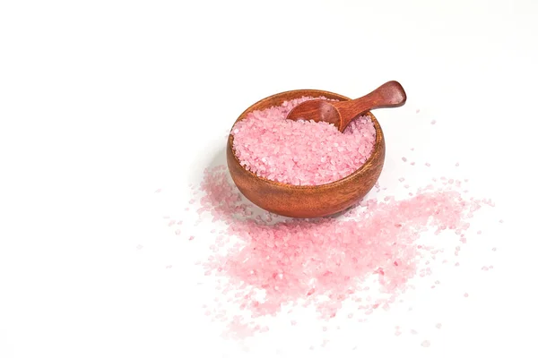 勺子里的粉红盐和白色背景上隔离的木碗。有选择的重点或模糊. — 图库照片