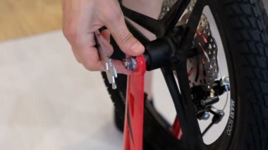 Moskova, Rusya - 01.06.2020: Zincirleme sürüş çalışması, arka raydan çıkarıcı ve kaset. Hızları değiştirir, dağ bisikleti MTB 'sinde vites değiştirir. Jokey tekerlekleri, aylak aylak aşağı ve yukarı makaralı.