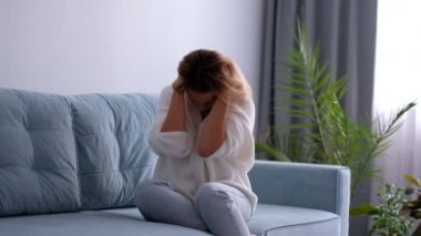Stresli kadın, kişisel sorunlarını çözmeyi düşünüyor, baş ağrısı çekiyor. Depresyondaki endişeli bin yıllık kadın kendini güvensiz ve pişman hissediyor..