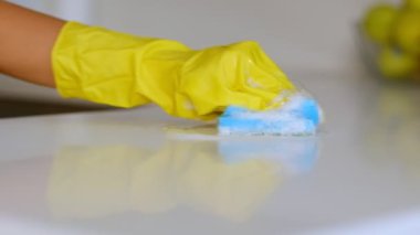 Kauçuk eldivenli, süngerli ve deterjanlı bir el. Kauçuk eldivenli, süngerli ve deterjanlı bir el.