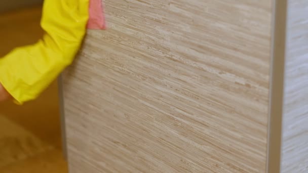 Closeup on womans hands in yellow protective rubber gloves cleaning Kitchen cabinets with spons. — Stok Video