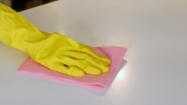 Hand med gummihandske rengöringsbord med svamp och tvättmedel. hand med rengöringsbord i gummihandske med svamp och tvättmedel — Stockvideo
