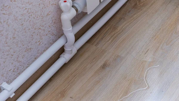 Fugas de agua a través de la tuerca del tubo del radiador de calefacción. fugas de agua de la válvula — Foto de Stock