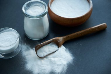 Bir kase kabartma tozu. Bir kaşık bikarbonat..