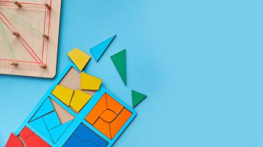 Eğitici Mantık Oyunları. Anaokulu Öğrenme Oyuncakları. Okul gereçleri, altyazı için mavi arka planda kırtasiye malzemesi. Okul konseptine geri dönelim. Üst görünüm renkli arkaplan. Düz yatıyordu