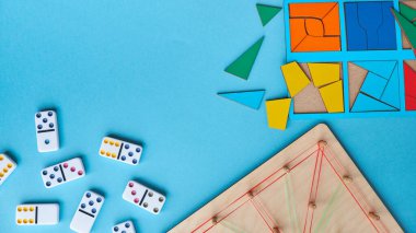 Eğitici Mantık Oyunları. Anaokulu Öğrenme Oyuncakları. Okul gereçleri, altyazı için mavi arka planda kırtasiye malzemesi. Okul konseptine geri dönelim. Üst görünüm renkli arkaplan. Düz yatıyordu