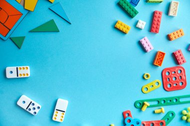 Eğitici Mantık Oyunları. Anaokulu Öğrenme Oyuncakları. Okul gereçleri, altyazı için mavi arka planda kırtasiye malzemesi. Okul konseptine geri dönelim. Üst görünüm renkli arkaplan. Düz yatıyordu