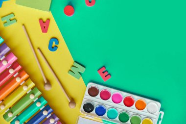 Okul malzemeleri, altyazı için kırtasiye alanı. Okul konseptine geri dönelim. Okul, eğitim ve öğrenme konsepti. Çocuklar için yaratıcılık. Üst görünüm renkli arkaplan. Düz yatıyordu