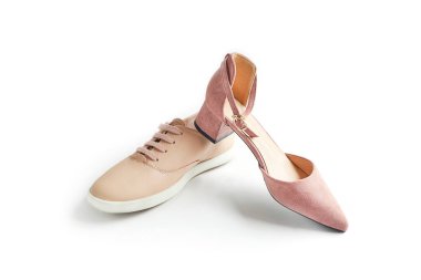 Beyaz arka planda bej katırlar ve spor ayakkabılar, kadın ayakkabıları, yan görüş.