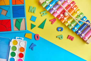 Okul gereçleri, altyazı için mavi arka planda kırtasiye malzemesi. Okul konseptine geri dönelim. Okul, eğitim ve öğrenme konsepti. Çocuklar için yaratıcılık. Üst görünüm renkli arkaplan. Düz yatıyordu