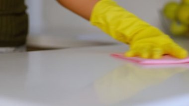 Kauçuk eldivenli, süngerli ve deterjanlı bir el. Kauçuk eldivenli, süngerli ve deterjanlı bir el.
