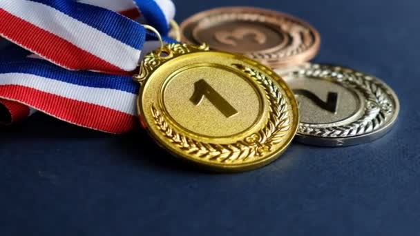 Konzept für Sieg oder Erfolg. Goldmedaille, Silbermedaille und Bronzemedaille auf gelbem Hintergrund. Videomaterial — Stockvideo
