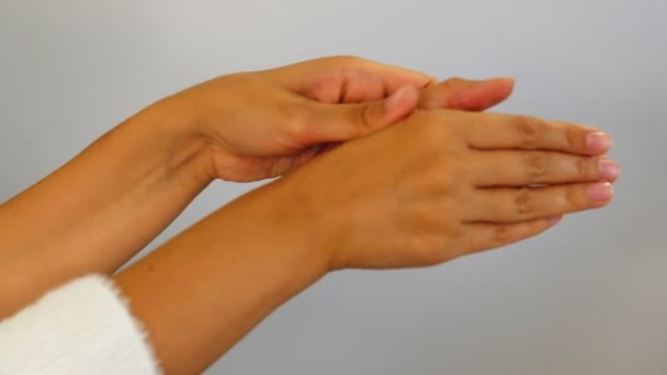 Schmerzen im Handgelenk. Die weibliche Hand berührt das Handgelenk und versucht, das Gelenk zu dehnen. Sehnenentzündung, Synovitis, Arthrose, Verstauchung, rheumatoide Arthritis Konzept. Nahaufnahme — Stockvideo