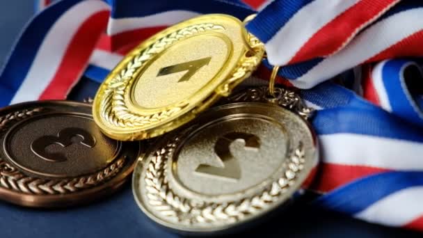 Koncept för att vinna eller lyckas. Guldmedalj, silvermedalj och bronsmedalj på gul bakgrund. Videobilder — Stockvideo