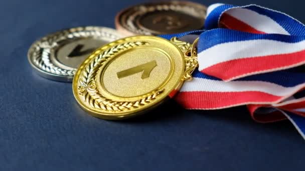 Έννοια για τη νίκη ή επιτυχία. Χρυσό μετάλλιο, αργυρό μετάλλιο και χάλκινο μετάλλιο σε κίτρινο φόντο. βίντεο πλάνα αρχείου — Αρχείο Βίντεο