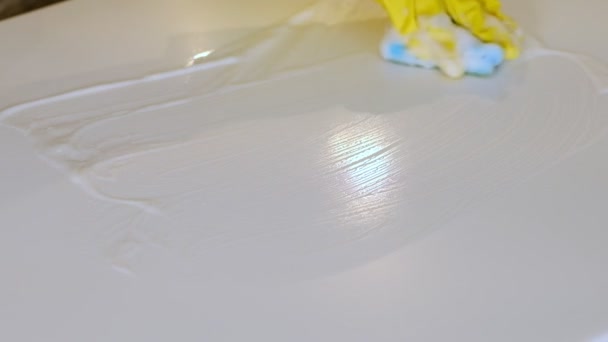 Ręka z gumową rękawicą stół czyszczący z gąbką i detergentem — Wideo stockowe