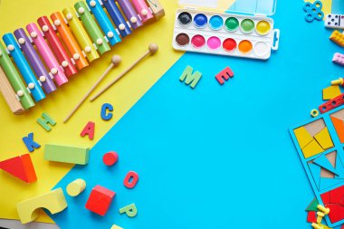 Okul malzemeleri, altyazı için kırtasiye alanı. Okul konseptine geri dönelim. Okul, eğitim ve öğrenme konsepti. Çocuklar için yaratıcılık. Üst görünüm renkli arkaplan. Düz yatıyordu