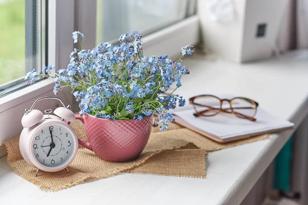 ノートとメガネ、木製の素朴な窓辺の春の花。写真トーン、選択的フォーカス。居心地の良い家静物:春の花 — ストック写真
