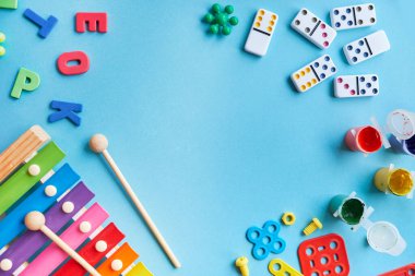 Eğitici Mantık Oyunları. Anaokulu Öğrenme Oyuncakları. Okul malzemeleri, mavi arka planda kırtasiye malzemeleri. Üst görünüm renkli arkaplan. Düz yatıyordu
