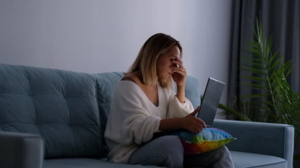 Giovane donna esausta asciugare gli occhi irritabili. Stanco signora oberato di lavoro sensazione di tensione degli occhi dopo l'utilizzo di computer di lavoro da casa. Cefalea, affaticamento visivo e concetto di affaticamento degli occhi — Video Stock