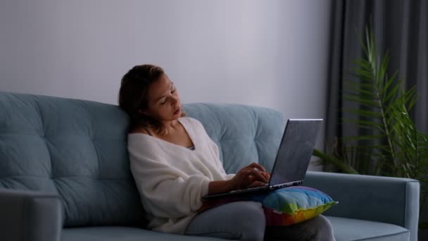 Donna non può concentrarsi sulla depressione del lavoro, mancanza di ispirazione. sconvolto ragazza chiude il computer portatile. — Video Stock