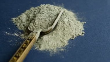 Yeşil kil tozunu kapat siyah arkaplanda döndür