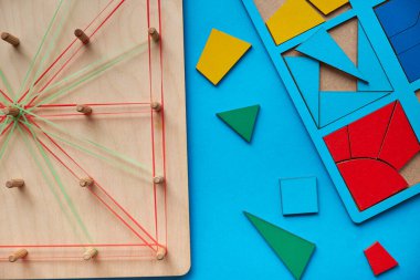 Okul malzemeleri, altyazı için kırtasiye alanı. Okul konseptine geri dönelim. Okul, eğitim ve öğrenme konsepti. Çocuklar için yaratıcılık. Üst görünüm renkli arkaplan. Düz yatıyordu