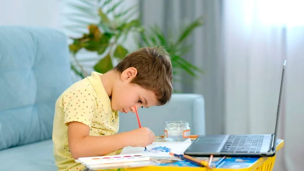 Petit garçon mignon dessine avec des crayons. l'enfant est engagé dans la créativité à la maison — Photo