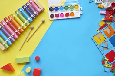 Okul malzemeleri, altyazı için kırtasiye alanı. Okul konseptine geri dönelim. Okul, eğitim ve öğrenme konsepti. Çocuklar için yaratıcılık. Üst görünüm renkli arkaplan. Düz yatıyordu