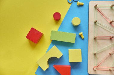 Okul malzemeleri, altyazı için kırtasiye alanı. Okul konseptine geri dönelim. Okul, eğitim ve öğrenme konsepti. Çocuklar için yaratıcılık. Üst görünüm renkli arkaplan. Düz yatıyordu