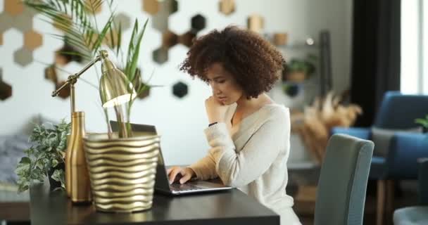 Giovane donna d'affari nera che lavora con il computer portatile a casa. ragazza che studia con pc. persone e tecnologia — Video Stock