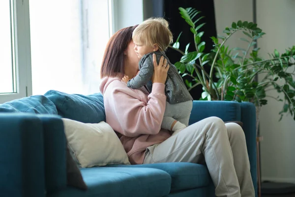 Glücklich liebende Familie. Mutter und Kind spielen, küssen und umarmen — Stockfoto