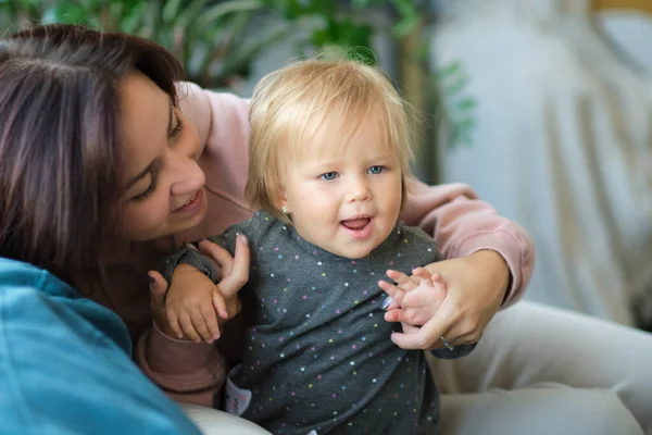 Šťastná milující rodina. matka a dítě dívka hrát, líbání a objímání — Stock fotografie