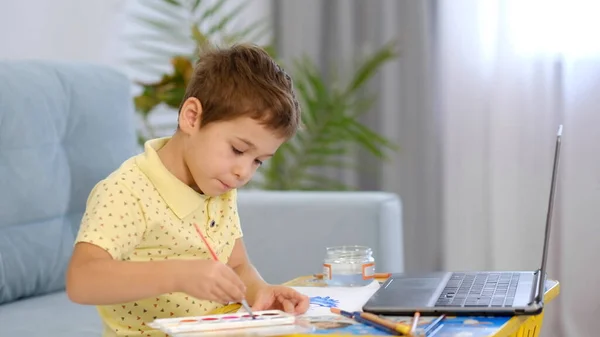 Petit garçon mignon dessine avec des crayons. l'enfant est engagé dans la créativité à la maison — Photo