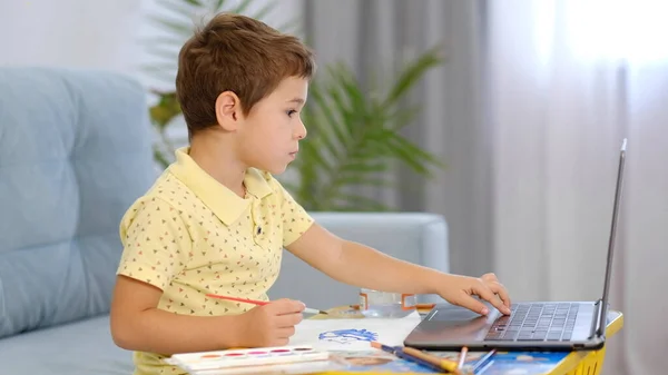 Μικρό χαριτωμένο αγόρι ζωγραφίζει με μολύβια. το παιδί ασχολείται με τη δημιουργικότητα στο σπίτι — Φωτογραφία Αρχείου
