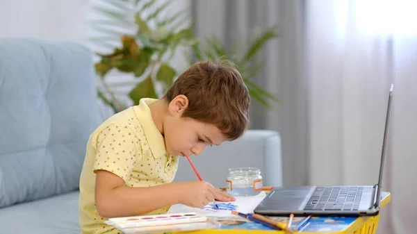 Petit garçon mignon dessine avec des crayons. l'enfant est engagé dans la créativité à la maison — Photo