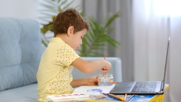 Het concept van online onderwijs op afstand. Kind Boy Kid schooljongen met behulp van tablet laptop computer voor school huiswerk, thuis studeren. — Stockvideo