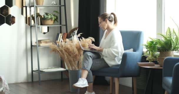 Žena pracující online z domova s notebookem. pro nový normální životní styl během karantény od covid-19 — Stock video