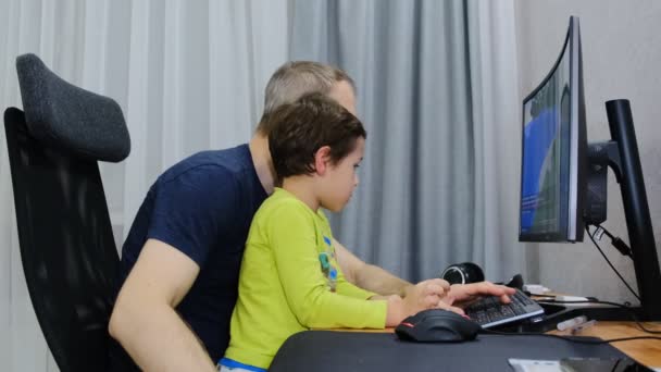 Moscú, Rusia - 15 de octubre de 2020: papá e hijo jugando un juego de ordenador minecraft. editorial — Vídeo de stock