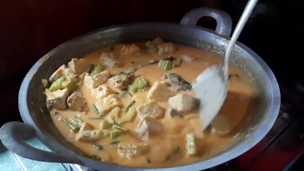 Curry Poisson Mer Connu Sous Nom Gulai Ikan Mélange Tempeh — Video