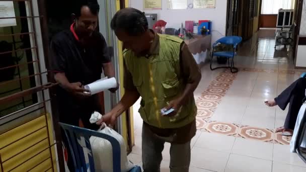 印度尼西亚 帕瑞曼 2024年1月31日 村民在北帕瑞曼分区办事处向政府领取大米援助 — 图库视频影像