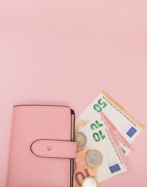 Euro para birimi üzerinde canlı bir mavi arka plan ile cüzdan. İş kavramı ve Instagram.
