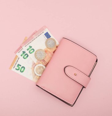 Euro para birimi üzerinde canlı bir mavi arka plan ile cüzdan. İş kavramı ve Instagram.