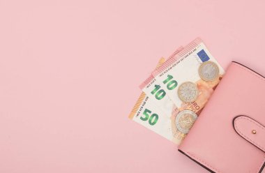 Euro para birimi üzerinde canlı bir mavi arka plan ile cüzdan. İş kavramı ve Instagram.