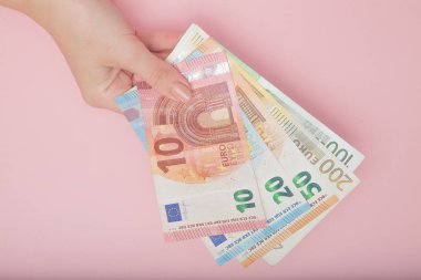 Euro banknot para erkek pembe arka plan eller. İş kavramı ve Instagram.