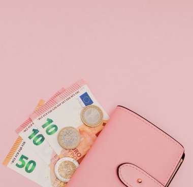 Euro para birimi üzerinde canlı bir mavi arka plan ile cüzdan. İş kavramı ve Instagram. Kopya alanı.