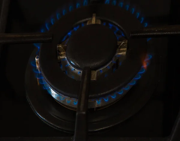 Горящий Голубой Газ Темной Плите Одноразовая Газовая Плита Концепция Энергии — стоковое фото